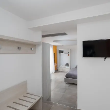 Orange - De Vivo Realty 4*