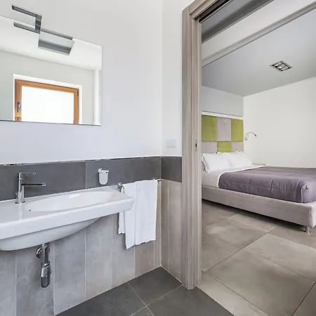 De Vivo Realty - Orange Suites Sorrento Guest house